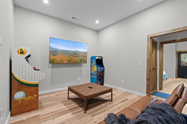 206 S Smoky Mountain Way, Sevierville, TN 37876