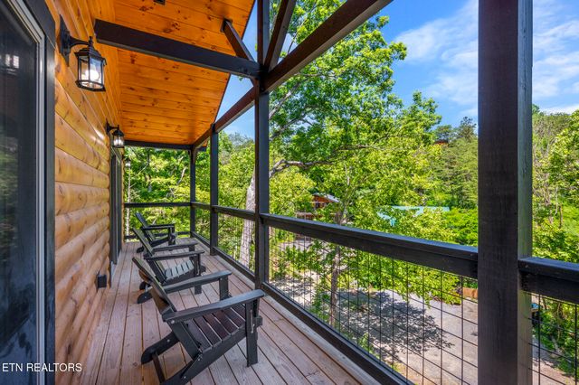 206 S Smoky Mountain Way, Sevierville, TN 37876