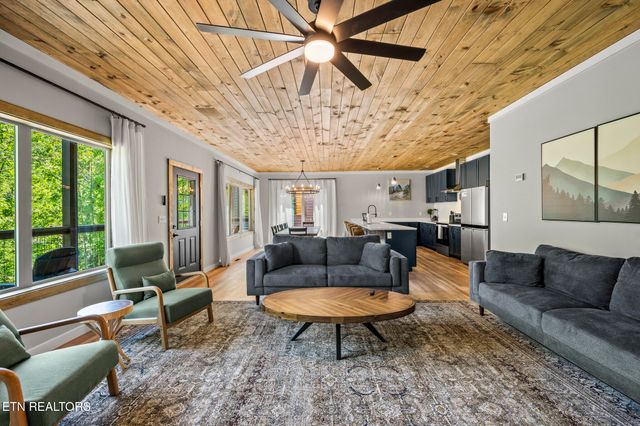 206 S Smoky Mountain Way, Sevierville, TN 37876