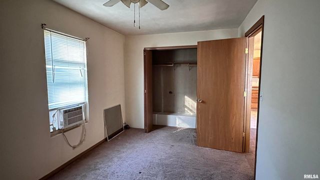 301 N JEFFERSON Street, West Frankfort, IL 62896