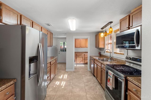6608 Magnolia St, Milton, FL 32570