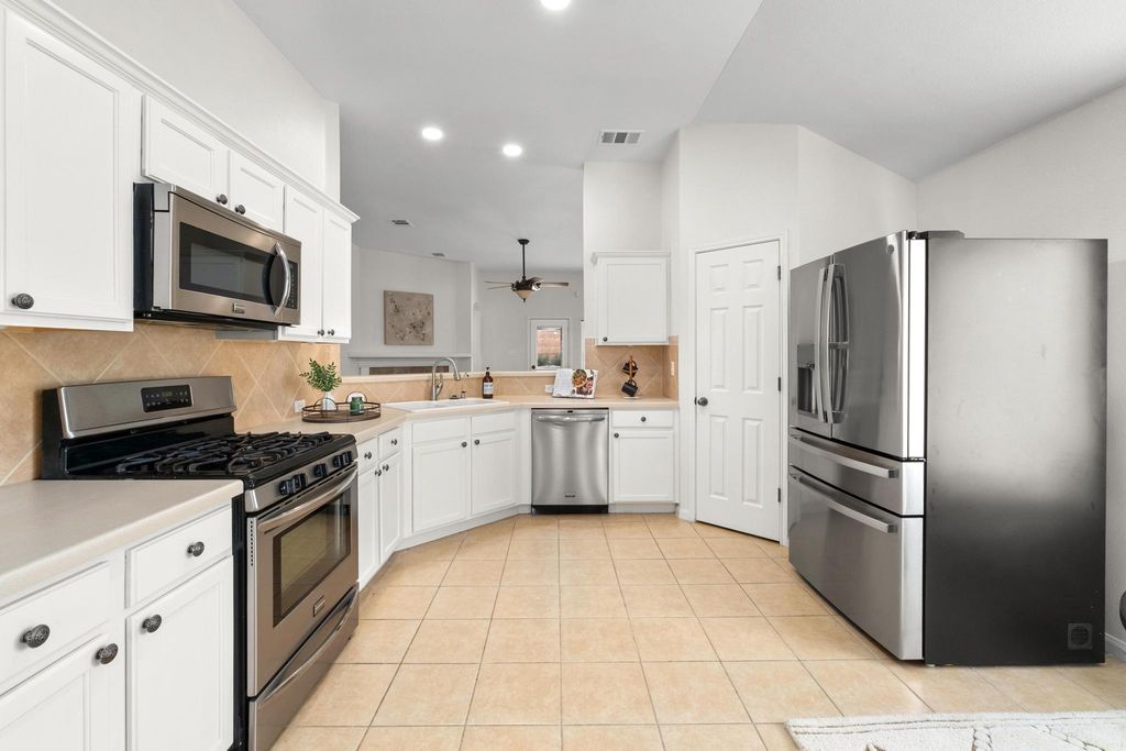 100 Pecanwood S, Kyle, TX 78640