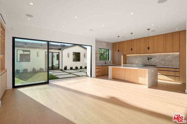 3517 Redwood Avenue, Los Angeles, CA 90066