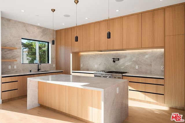 3517 Redwood Avenue, Los Angeles, CA 90066