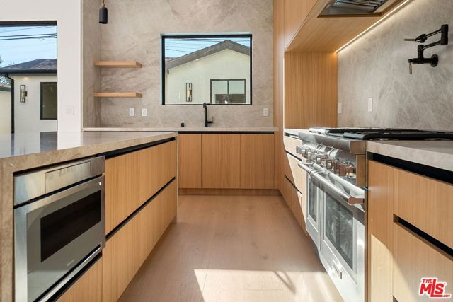 3517 Redwood Avenue, Los Angeles, CA 90066