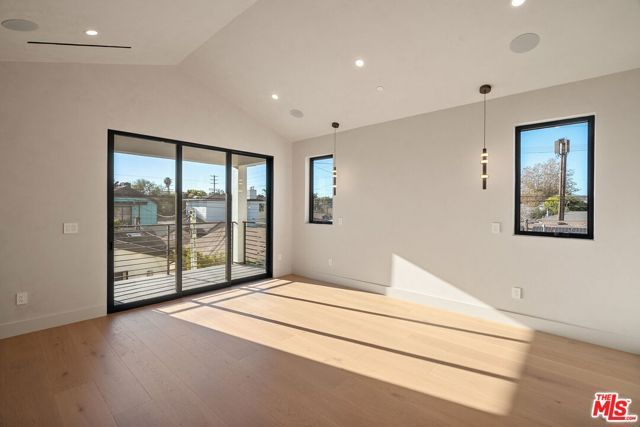 3517 Redwood Avenue, Los Angeles, CA 90066