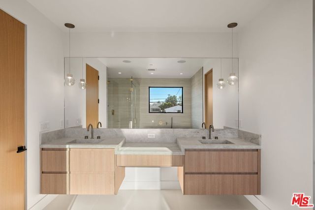 3517 Redwood Avenue, Los Angeles, CA 90066