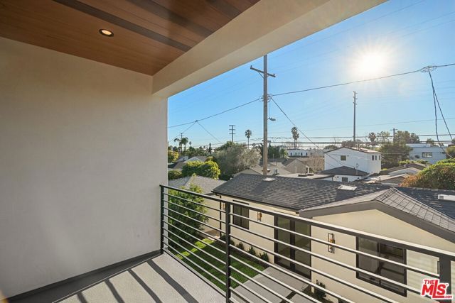 3517 Redwood Avenue, Los Angeles, CA 90066