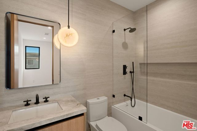 3517 Redwood Avenue, Los Angeles, CA 90066