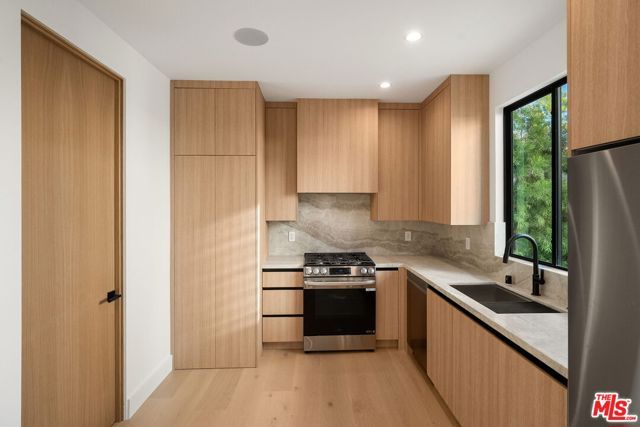 3517 Redwood Avenue, Los Angeles, CA 90066