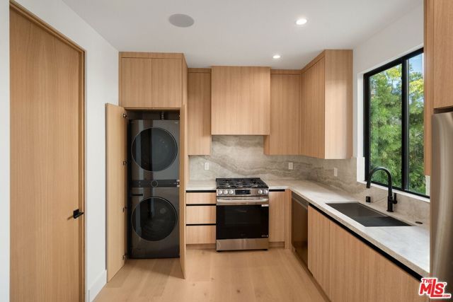 3517 Redwood Avenue, Los Angeles, CA 90066