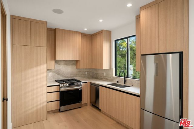 3517 Redwood Avenue, Los Angeles, CA 90066