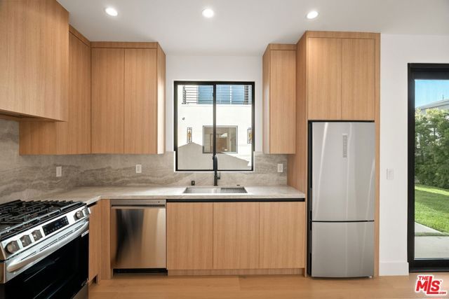 3517 Redwood Avenue, Los Angeles, CA 90066