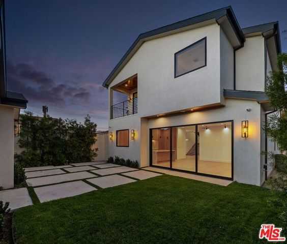 3517 Redwood Avenue, Los Angeles, CA 90066