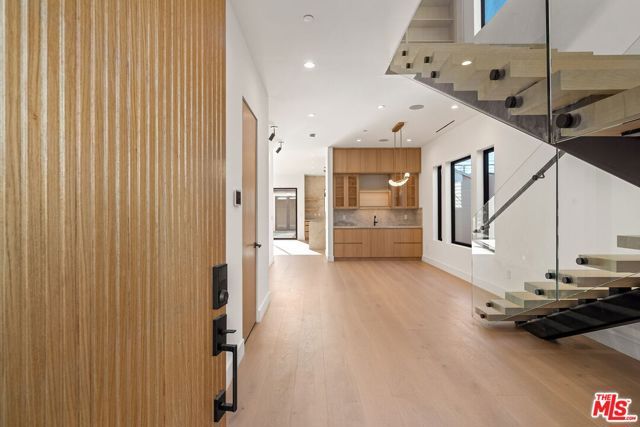 3517 Redwood Avenue, Los Angeles, CA 90066