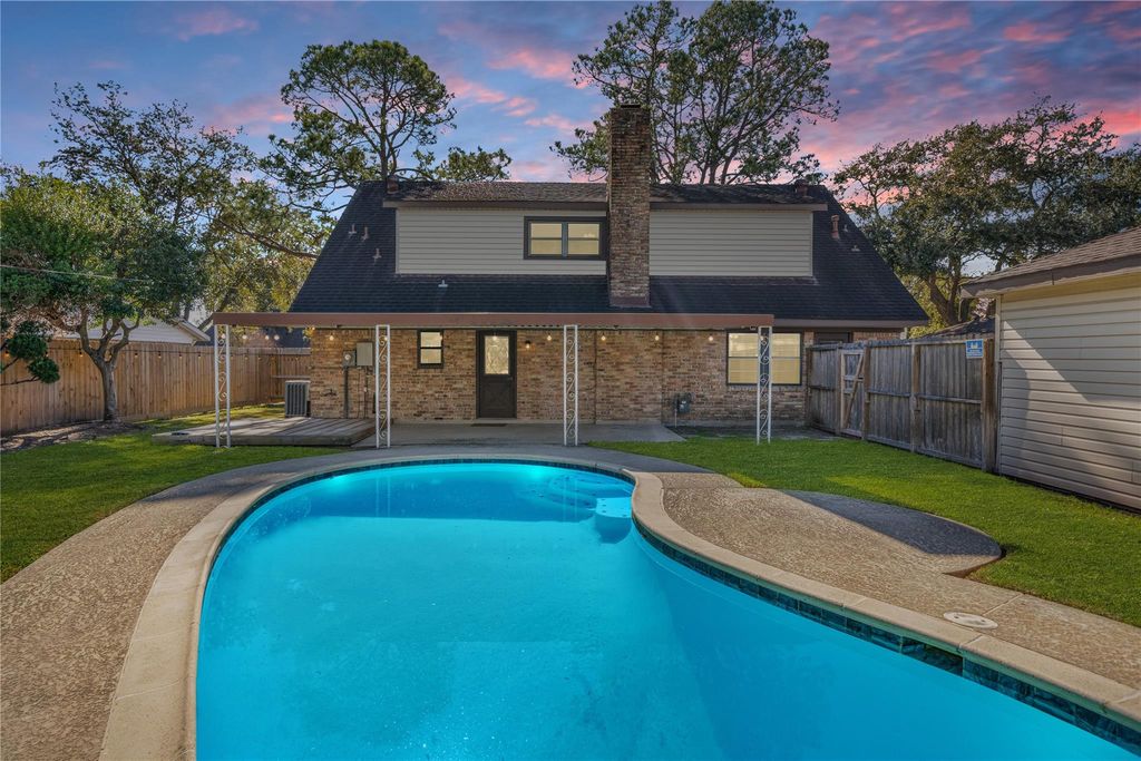 2107 N Fisher Court, Pasadena, TX 77502