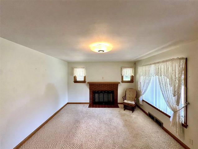 2 W Leasure Ave, New Castle, PA 16105