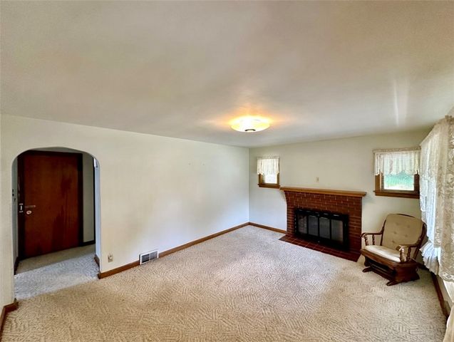 2 W Leasure Ave, New Castle, PA 16105