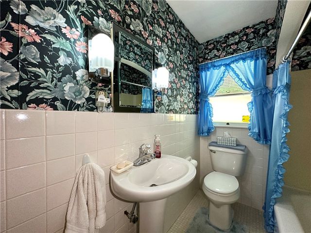 2 W Leasure Ave, New Castle, PA 16105