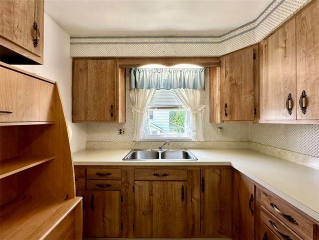 2 W Leasure Ave, New Castle, PA 16105