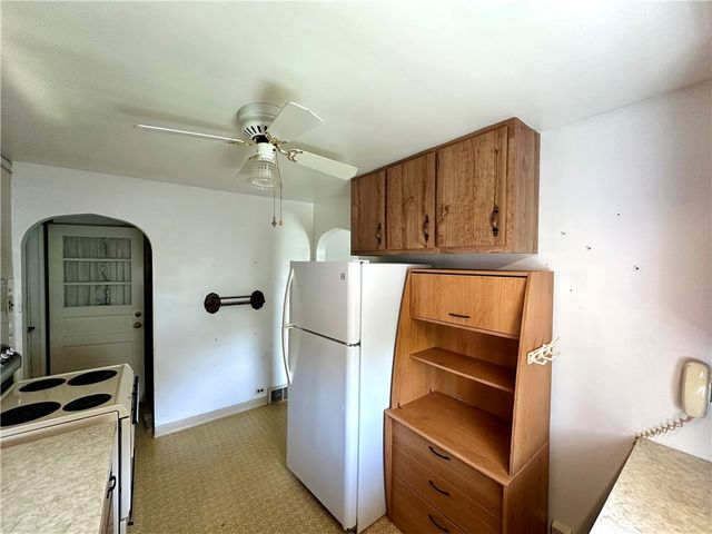2 W Leasure Ave, New Castle, PA 16105