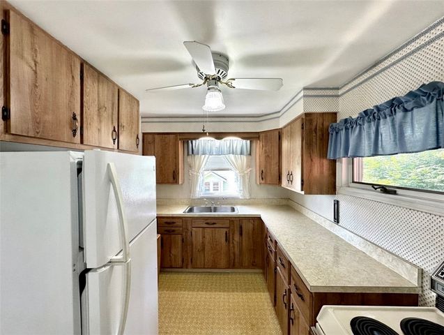 2 W Leasure Ave, New Castle, PA 16105