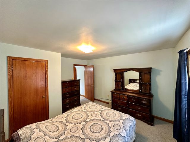 2 W Leasure Ave, New Castle, PA 16105