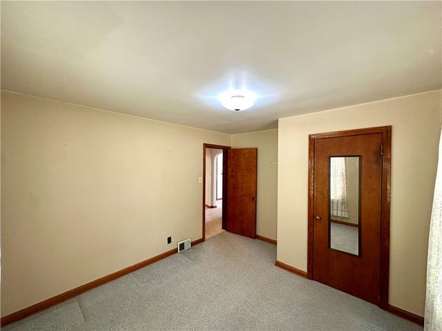 2 W Leasure Ave, New Castle, PA 16105