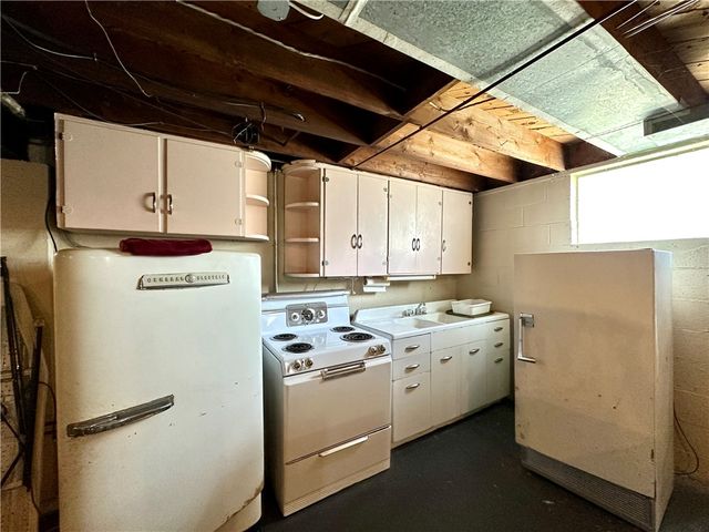 2 W Leasure Ave, New Castle, PA 16105