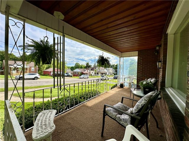 2 W Leasure Ave, New Castle, PA 16105