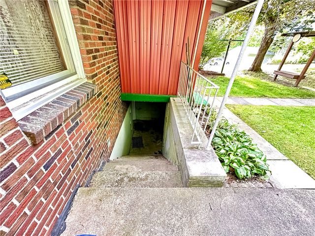 2 W Leasure Ave, New Castle, PA 16105