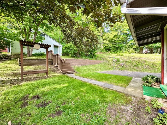 2 W Leasure Ave, New Castle, PA 16105