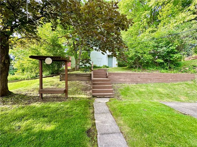 2 W Leasure Ave, New Castle, PA 16105