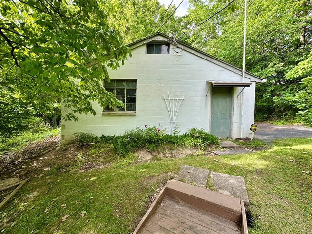 2 W Leasure Ave, New Castle, PA 16105