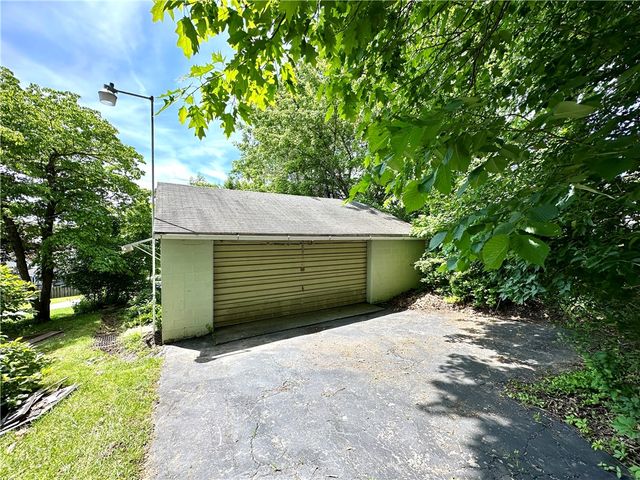 2 W Leasure Ave, New Castle, PA 16105