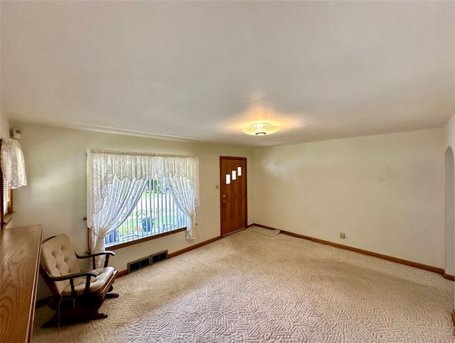 2 W Leasure Ave, New Castle, PA 16105