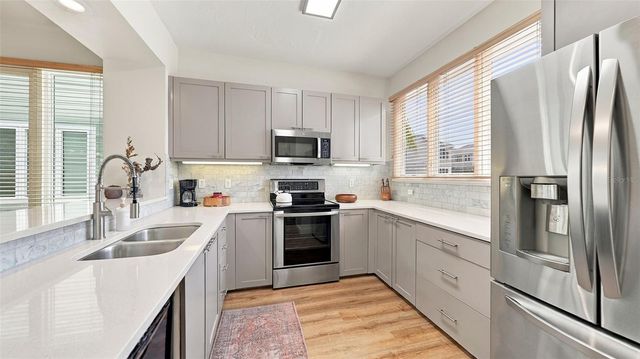 539 FOREST WAY 539, Longboat Key, FL 34228