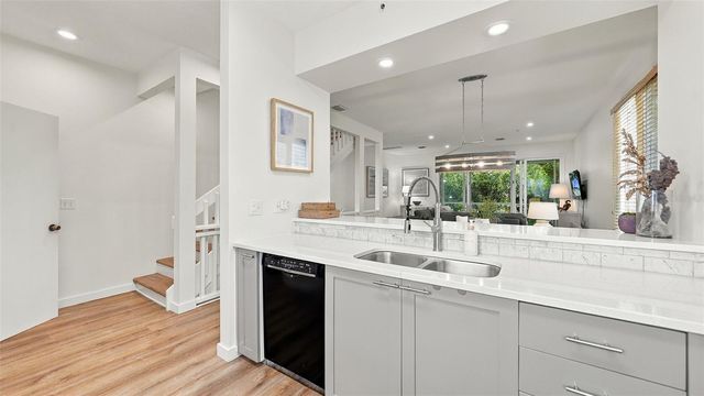 539 FOREST WAY 539, Longboat Key, FL 34228