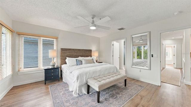 539 FOREST WAY 539, Longboat Key, FL 34228