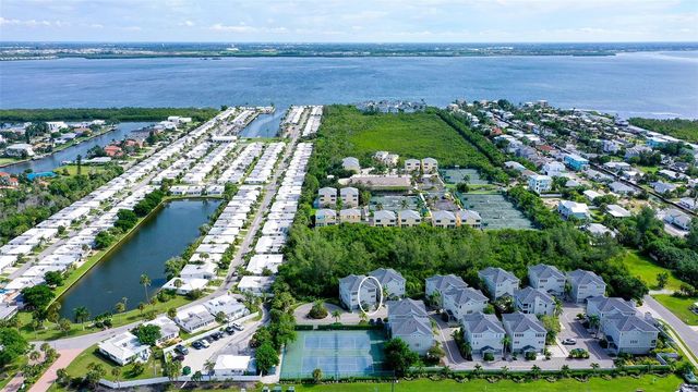539 FOREST WAY 539, Longboat Key, FL 34228