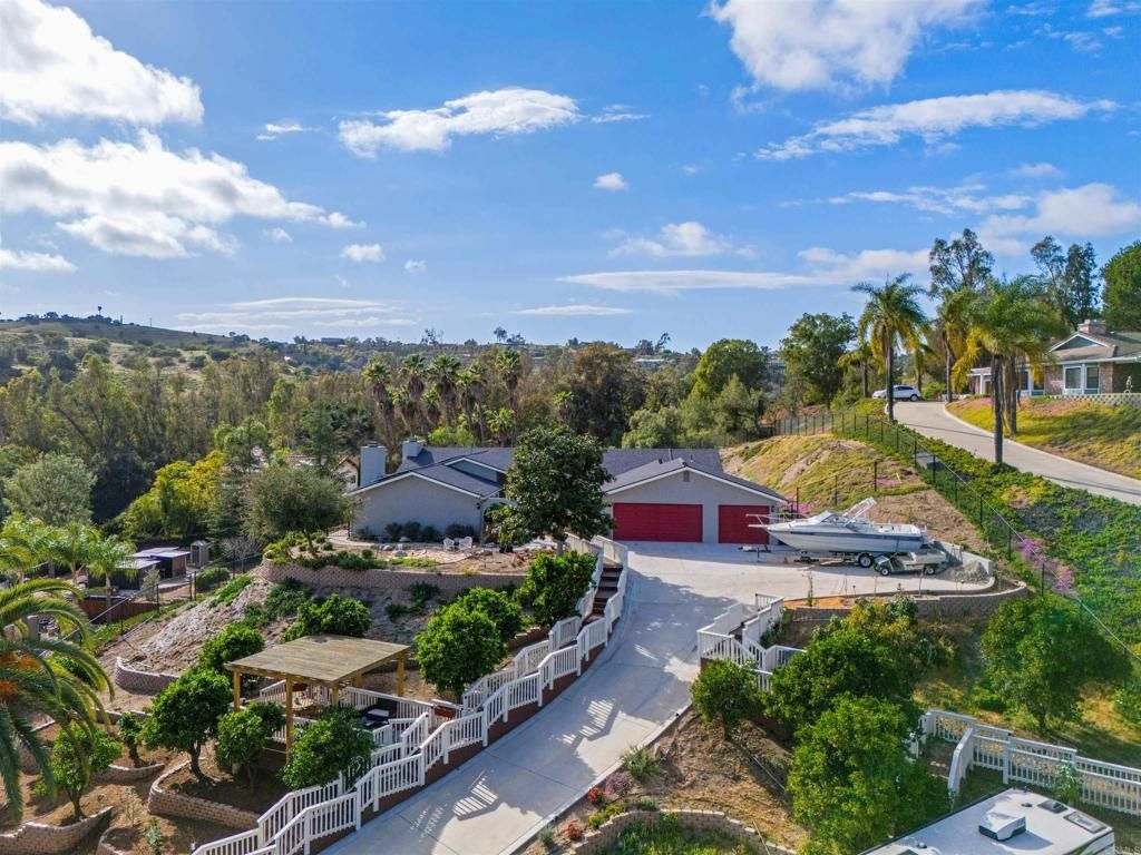 Image 2 of property listing at 3434 Los Sicomoros Lane, Fallbrook, CA 92028