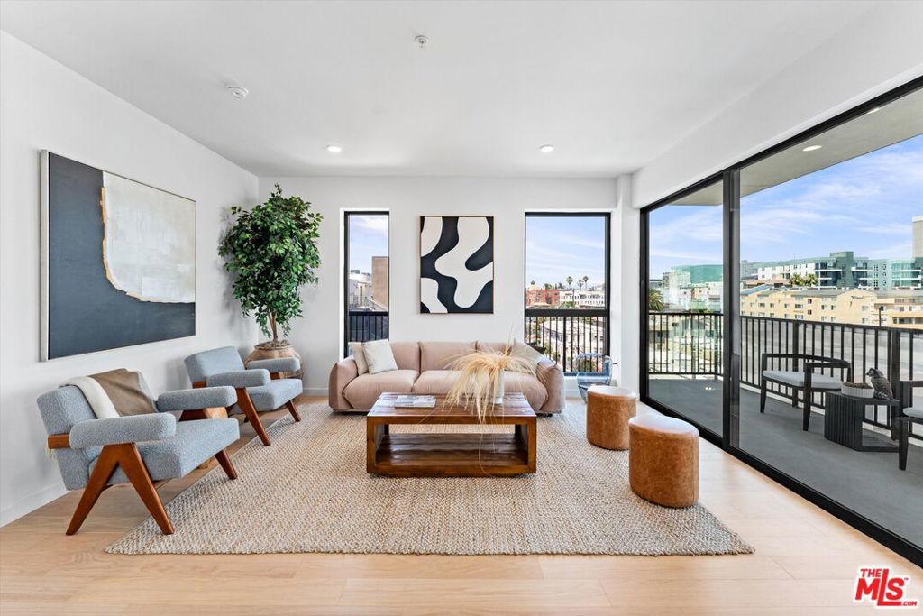 904 S New Hampshire Avenue 310, Los Angeles, CA 90006 — photo 2