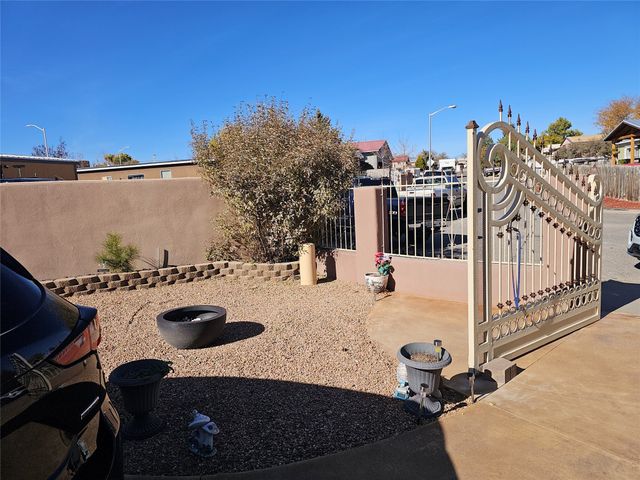 153 Vista Del Norte, Santa Fe, NM 87507