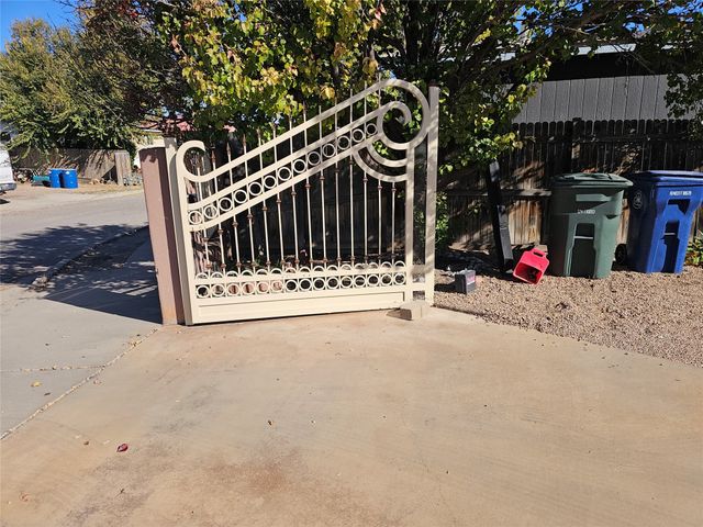 153 Vista Del Norte, Santa Fe, NM 87507