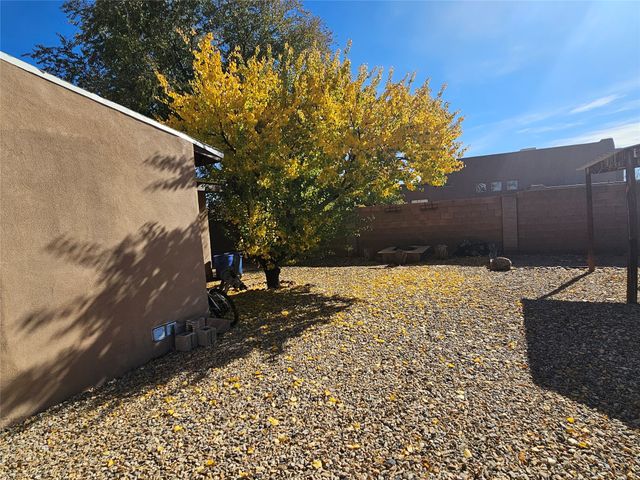 153 Vista Del Norte, Santa Fe, NM 87507