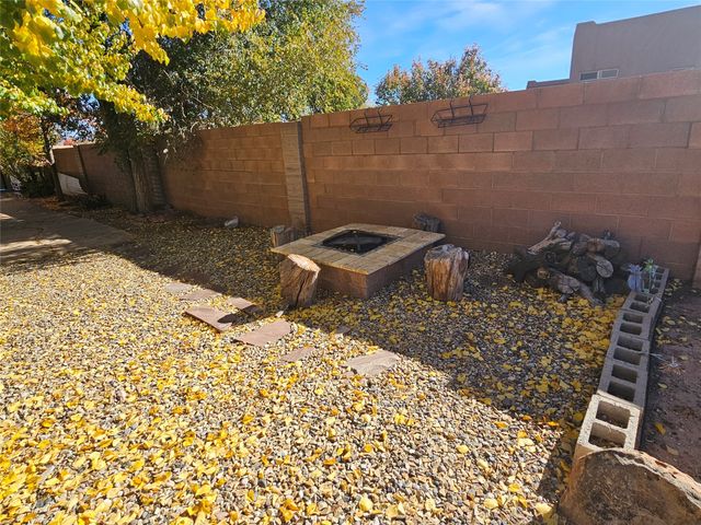 153 Vista Del Norte, Santa Fe, NM 87507