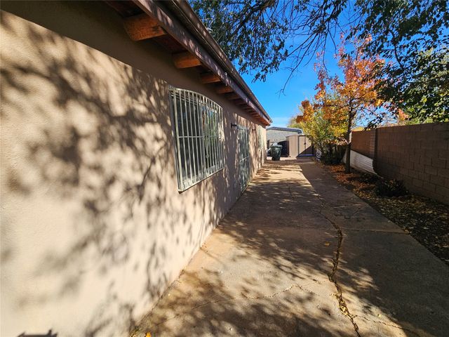 153 Vista Del Norte, Santa Fe, NM 87507