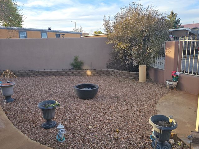 153 Vista Del Norte, Santa Fe, NM 87507