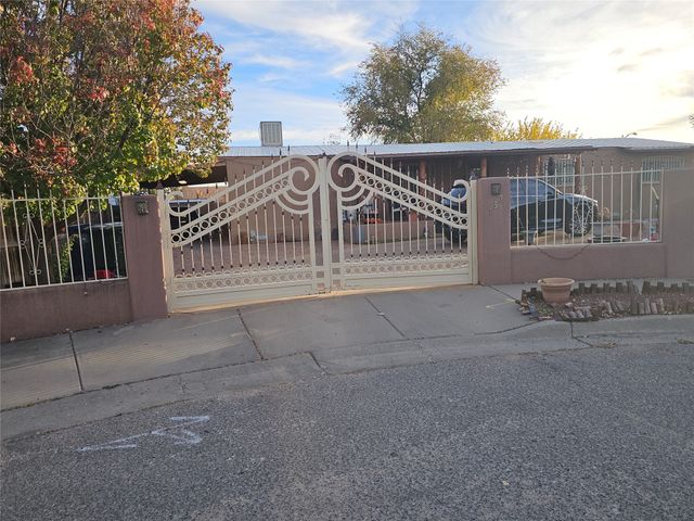 153 Vista Del Norte, Santa Fe, NM 87507