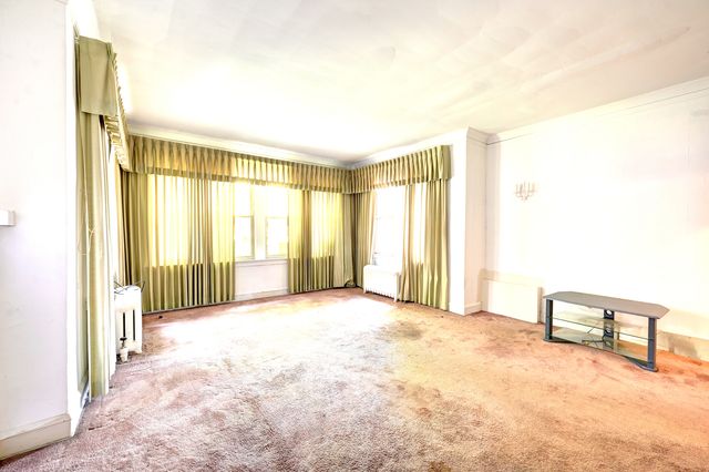 8240 S Evans Avenue, Chicago, IL 60619